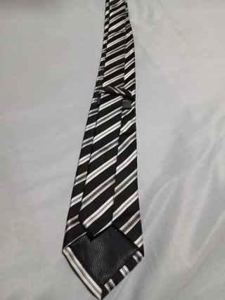 Corbata de rayas negra y blanca