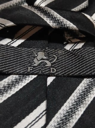 Corbata de rayas negra y blanca