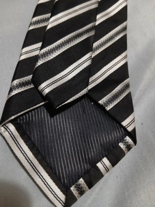 Corbata de rayas negra y blanca