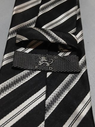 Corbata de rayas negra y blanca