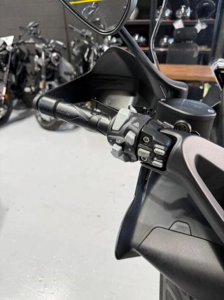 Zontes 125 E Negra Maxi Scooter
