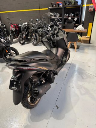 Zontes 125 E Negra Maxi Scooter