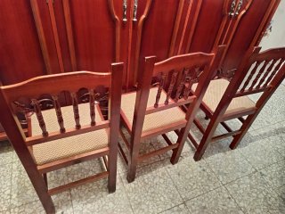 4 Sillas madera. 3 tapizadas en beige y 1 en azul