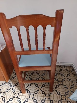 4 Sillas madera. 3 tapizadas en beige y 1 en azul