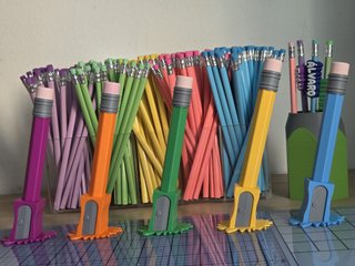 Bolígrafo Lápiz Gigante + Soporte Sacapuntas