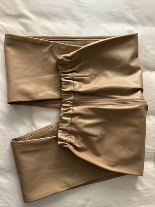 Pantalones verdes de cuero sintético