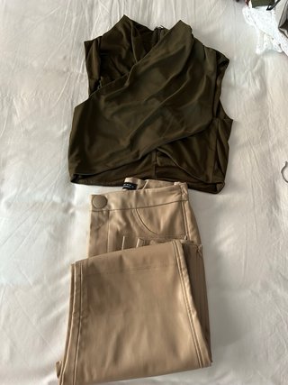 Pantalones verdes de cuero sintético