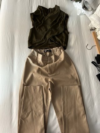 Pantalones verdes de cuero sintético