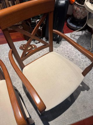 Sillas de madera con brazos y asiento beige