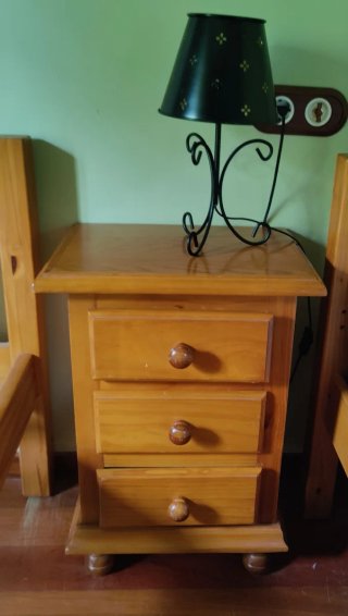 Mesita de noche madera maciza
