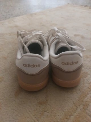 Zapatillas Adidas Beige y Blancas