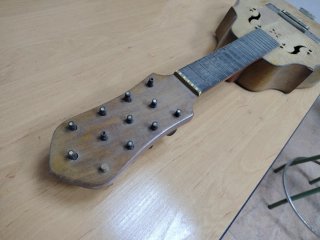 Laúd antiguo de madera
