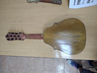 Laúd antiguo de madera