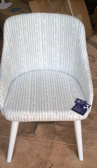 Silla de tela con patas de madera