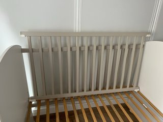 Cuna de bebé blanca con colchón