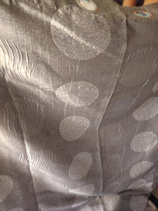 Cortinas grises con círculos plateados tengo dos