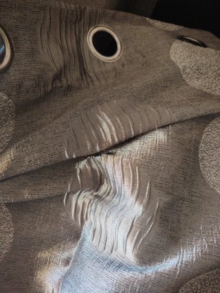 Cortinas grises con círculos plateados tengo dos