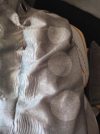 Cortinas grises con círculos plateados tengo dos