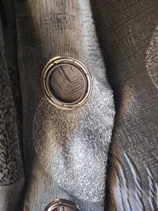 Cortinas grises con círculos plateados tengo dos