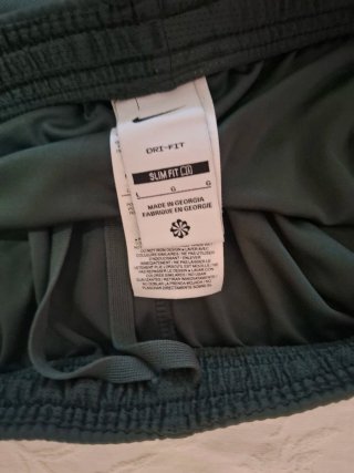 Pantalones cortos Nike verdes y negros