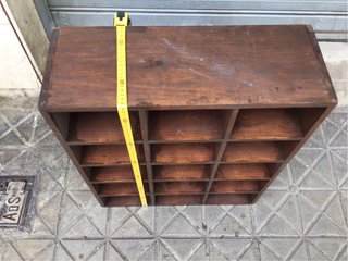 Mueble archivador de madera antiguo