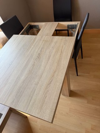 Mesa de comedor con 4 sillas