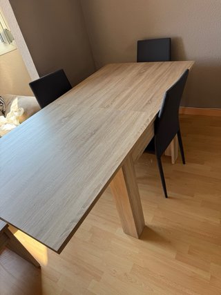 Mesa de comedor con 4 sillas
