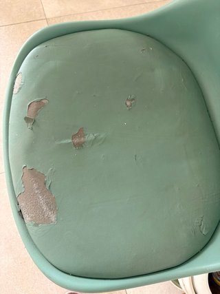 Silla verde con patas de madera de haya