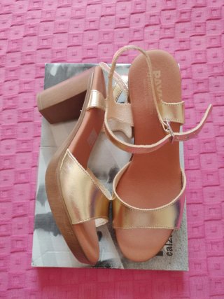 Sandalias Payma tacón dorado