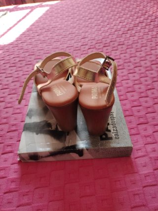 Sandalias Payma tacón dorado