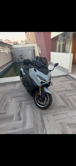 Yamaha TMAX 2025 grise - 5.000 km