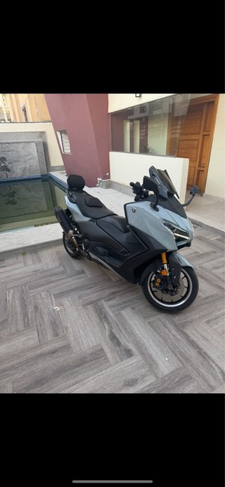 Yamaha TMAX 2025 grise - 5.000 km