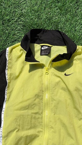 Chaqueta Nike Negra y Amarilla