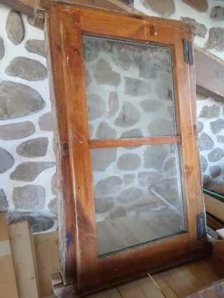 Ventana de madera rústica