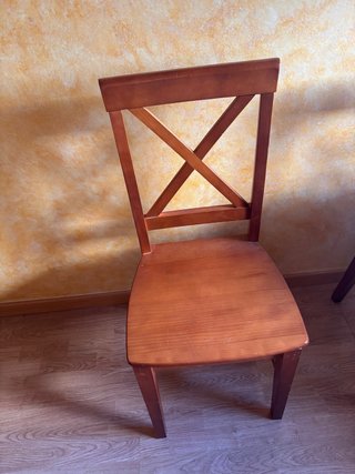 Silla de madera marrón estilo clásico tengo 4