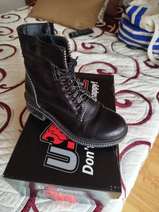 Botas negras con tachuelas