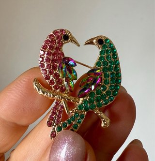 Broche Pássaros Rosa e Verde com Cristais