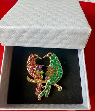 Broche Pássaros Rosa e Verde com Cristais