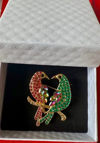 Broche Pássaros Rosa e Verde com Cristais