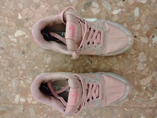 Zapatillas Puma rosas y beige
