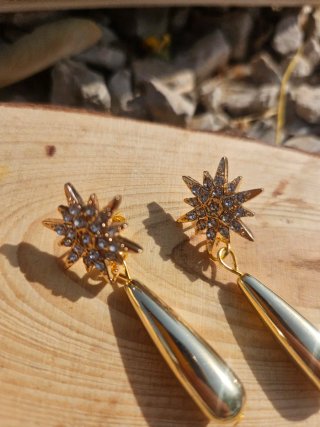 Pendientes dorados elegantes