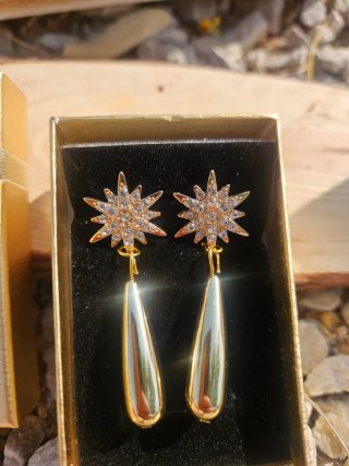 Pendientes dorados elegantes
