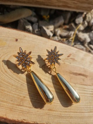 Pendientes dorados elegantes