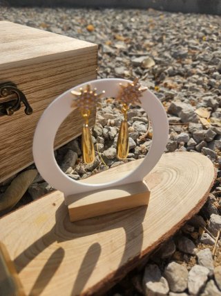 Pendientes dorados elegantes