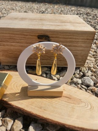 Pendientes dorados elegantes