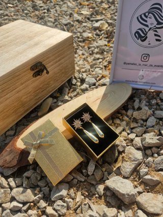 Pendientes dorados elegantes
