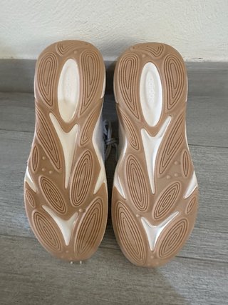 Zapatillas Adidas Beige y Blancas