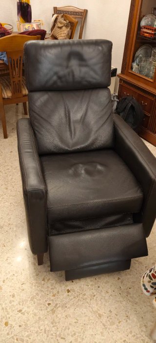 Sillón de piel marrón oscuro