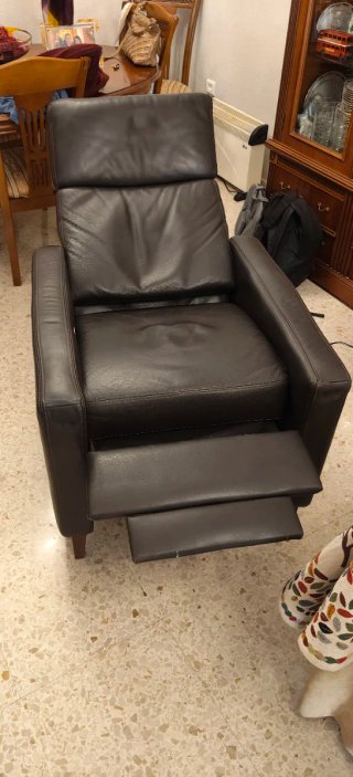 Sillón de piel marrón oscuro