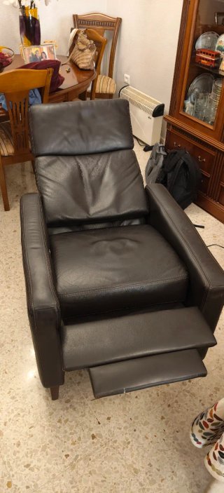 Sillón de piel marrón oscuro